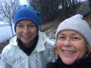 Karin Bodin och Jane Axelsson i friskt väder