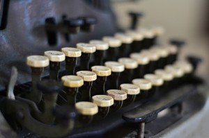 typewriter-863635_640