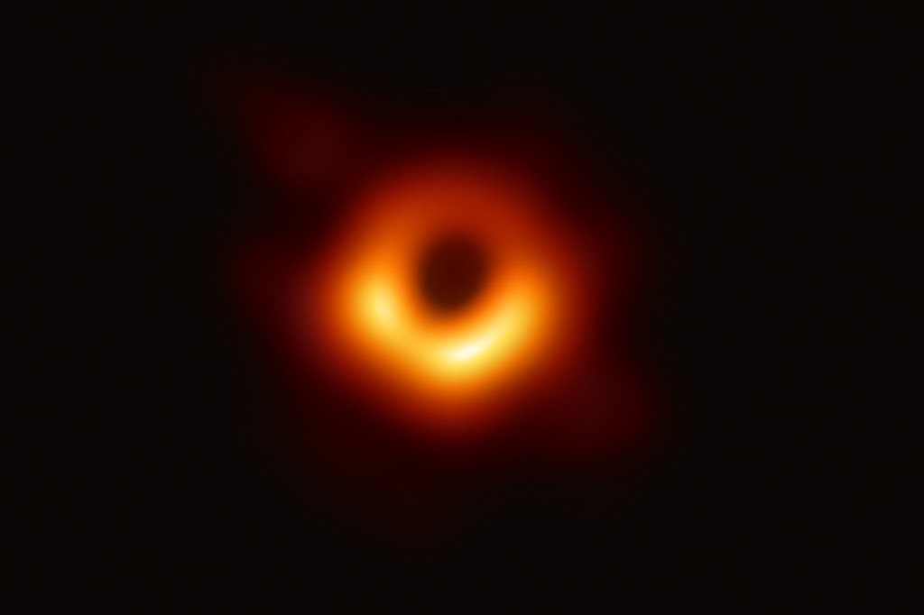Första bilden på ett svart hål