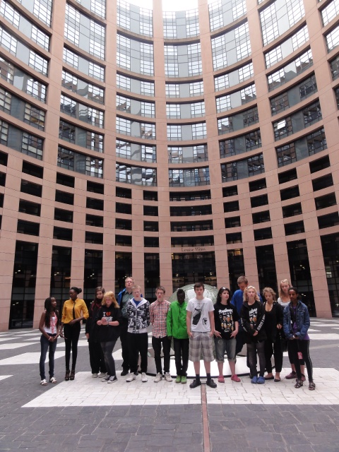 Eleverna och lärarna på EU-parlamentets innergård