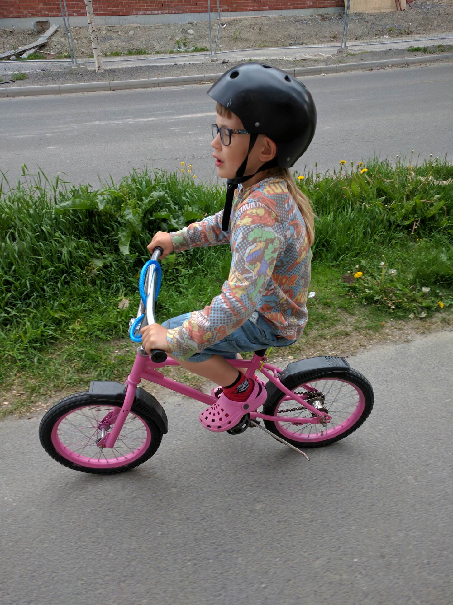 Ännu en unge som lär sig cykla på den gamla...