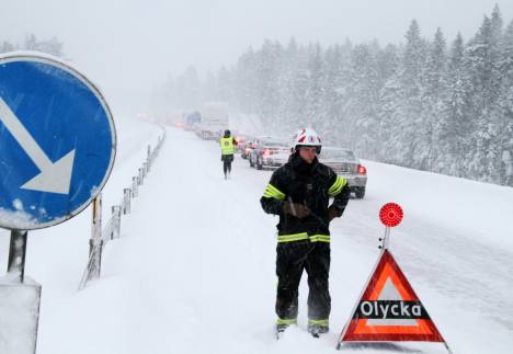December 2010: Snökaos och seriekrock på E4 norr om Sävar, orsakade långa bilköer. 