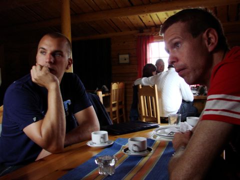 Tomas och Anders sitter och lyssnar på Magnus historier