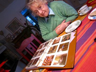 Siri Lindgren, Degernas tittar i Julles fotoalbum.